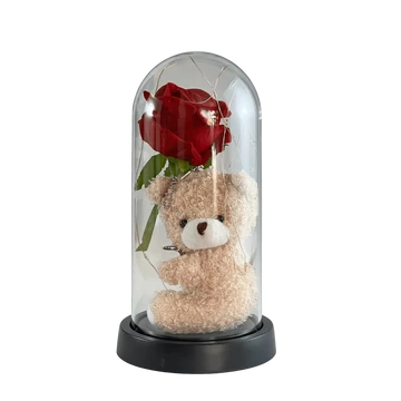 Maci rózsával üvegbúrában